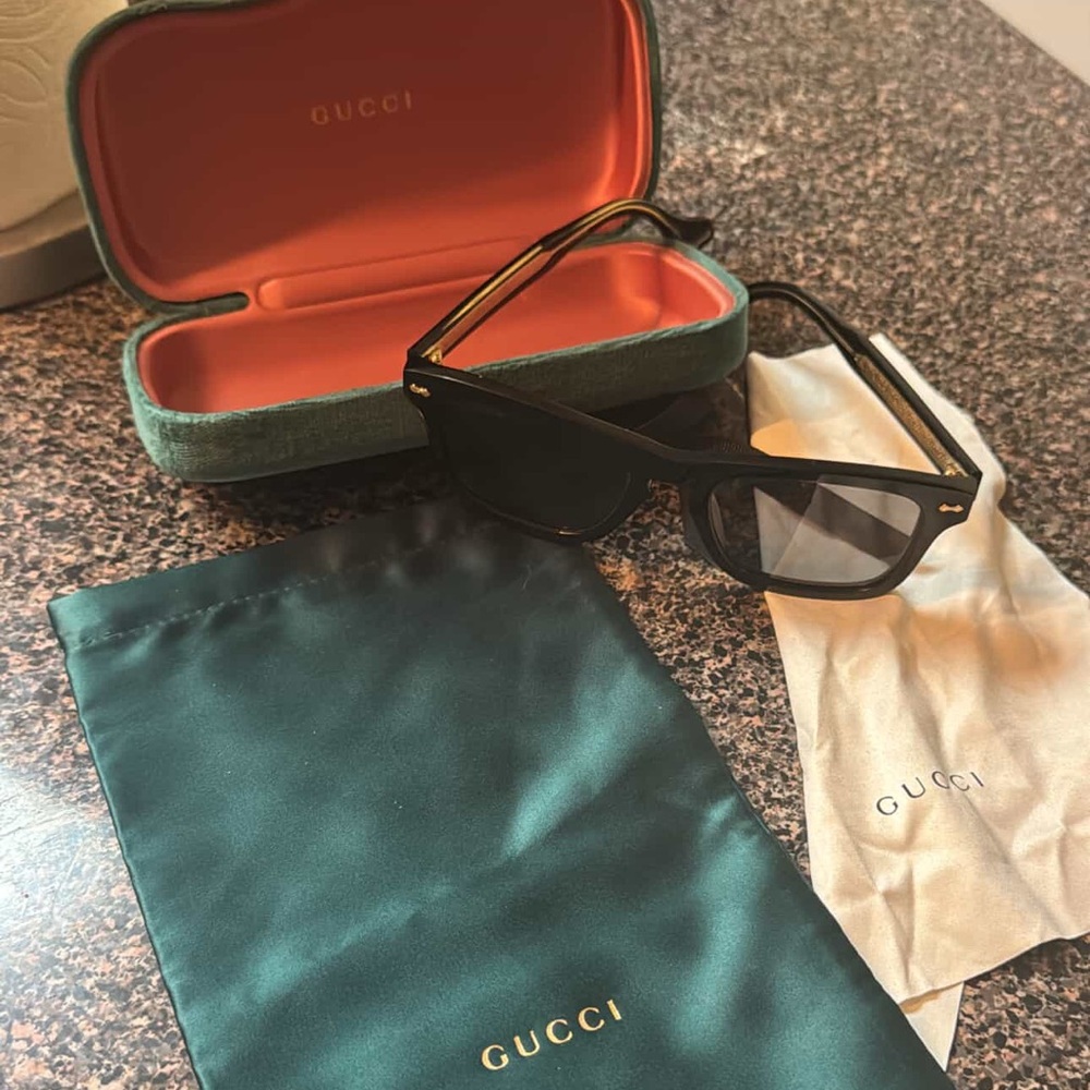 Women’s Black GUCCI Sunglasses with Teal GUCCI Case - Picture 5 of 5